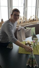 Dana Hunger deckt in der Dachsbaude erste Tische ein. l