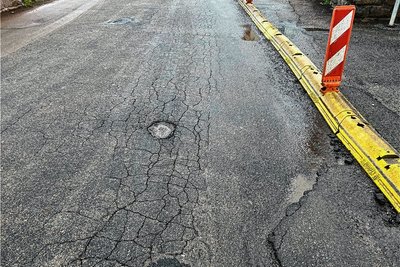 Der grundhafte Ausbau der Amalienstraße ist dringend notwendig. Es sind bereits Schäden entstanden, die die Tragfähigkeit reduziert haben. Zu sehen ist das an diesen Netzrissen.
