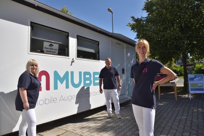 Annabel Leischker (Augenoptikerin), Peter Schreiber (Augenoptikermeister und Optometrist) und Yara Hahn (Optometristin) sind das Team der rollenden Untersuchungseinheit Mube.