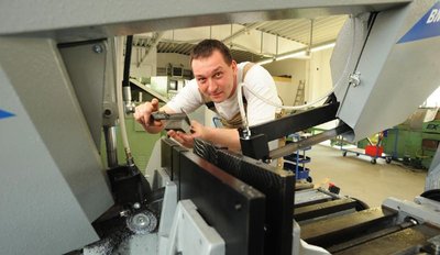 
              <p class="artikelinhalt">Zerspanungsmechaniker Normann Wöllner an einem CNC gesteuerten Sägeautomaten. </p>
            