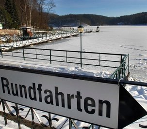 
              <p class="artikelinhalt">Noch ruht er still - der Kriebsteinsee. Wenn aber am Montag begonnen wird, wegen des Weiterbaus am neuen Wasserkraftwerk an der Staumauer den Wasserpegel bis zu sieben Meter abzusenken, dann kann es durch die Eismassen sehr gefährlich werden. </p>
            
