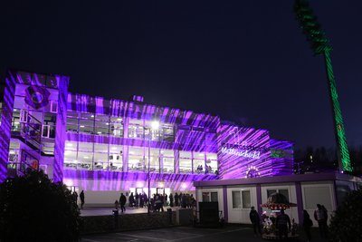 Das Stadion erstrahlte zur ersten Mettenschicht in Lila und Weiß.
