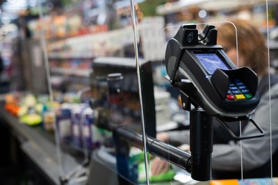 Brot, Milch, Tierfutter: Waren des täglichen Bedarfs und der Grundversorgung dürfen im Lockdown verkauft werden. Produkte, die nicht dazu zählen, sollen Händler im Vogtlandkreis nun abdecken oder den Zugang versperren.
