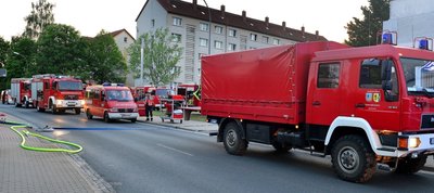 Ein Großaufgebot der Feuerwehren war am Freitagabend in einer Gartensparte an der Frankenberger Straße (S 201) in Hainichen im Einsatz, weil der Verdacht bestanden hatte, dass Gefahrenstoffe freigesetzt worden sein könnten. Dieser Verdacht bestätigte sich jedoch nicht. Die Staatsstraße war gesperrt worden. 