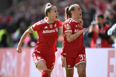 Münchner Jubel: Giulia Gwinn (l) freut sich mit 1:0-Torschützin Georgia Stanway.