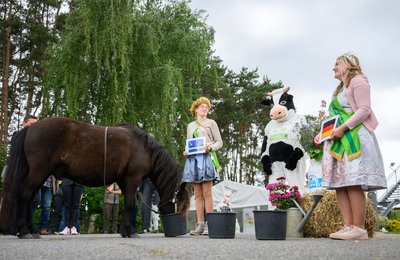Beim bundesweiten Auftakt zum "Tag des offenen Hofes" betätigt sich Pony Cäsar als WM-Orakel. Demnach wird die deutsche Nationalelf in ihrem Auftaktspiel am Sonntag gegen Curaçao verlieren. Wird Cäsar recht behalten?