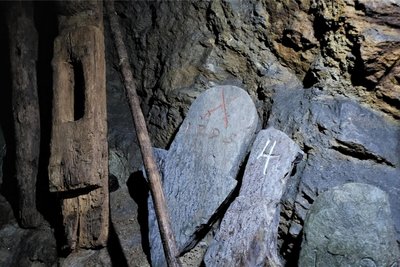 Weitere Sachzeugen des Altbergbaus, gefunden im Stollen oder – wie die Grenzsteine – auf dem Gelände der Kuttenzeche.