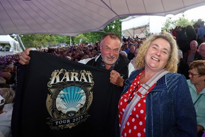 Kurz vor Konzertbeginn schauten Heike und Andreas Fahland aus Auerbach am Merchandising-Stand vorbei.