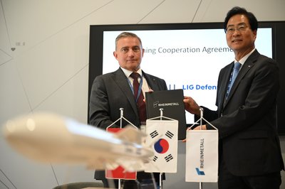 Rheinmetall-Manager Oliver Dürr und der südkoreanische Manager Ickhyun Shin nach der Unterschrift der Vereinbarung bei der Eurosatory.