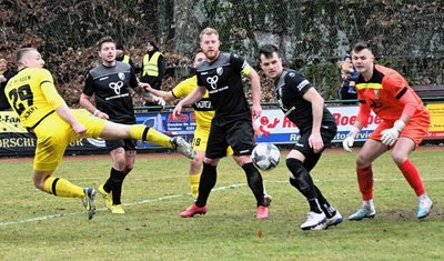 Fast hätte Lucas Albert (links) hier für den VFC Plauen seinen zweiten Saisontreffer erzielt, der Ball verfehlte das Tor aber knapp.