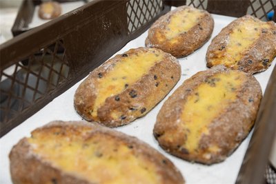 Gebuttert und gezuckert kommen die ersten Stollen in Paletten und werden kühl bei gut 10 Grad Celsius gelagert. So entwickeln sie ihren Geschmack. Erst vor dem Verkauf kommt die weiße Kruste aus Kristallzucker und Butter aufs Gebäck.