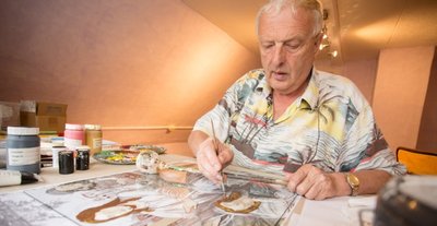 Adelbert Gründig bei der Arbeit in seinem Atelierhaus. 