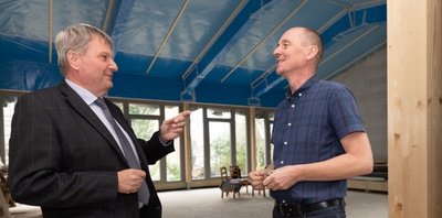 Bei allen Schwierigkeiten auf dem Bau: Der neue Gemeindesaal in Annaberg-Buchholz nimmt mehr und mehr Konturen an. Das freut Verwaltungsleiter Martin Lange (rechts) und Pfarrer Karsten Loderstädt.