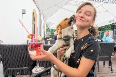 Lysann Metag aus Lübbenau, hier mit ihrer acht Monate alten Jack-Russel-Dackeldame Agnes, ist das siebente Mal in Folge im Erzgebirge unterwegs.