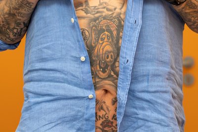 Die Nazi-Tattoos sind inzwischen überdeckt: Die Fernsehfigur Alf, der Held Schlaffers Jugend, überdeckt eine Kriegstätowierung.