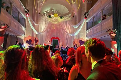 Ab Mitternacht rockten die Bigband der Mittelsächsischen Philharmonie und Solisten, hier Yannik Gräf, die Nikolaikirche.