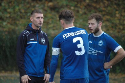 Dritte 0:6-Niederlage in Folge: Barkas-Trainer David Tuschy (l.) kann mit seinem Team für die Mittelsachsenliga planen.