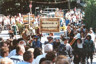 875 Jahre Schwarzenberg: Stadt plant ihr Jubiläumsjahr 2025 ohne Festwoche und Festumzug - Der Festumzug war im August 2000 ein Höhepunkt der 850-Jahr-Feier von Schwarzenberg. Zum 875-jährigen Bestehen 2025 soll es über das ganze Jahr verteilt Veranstaltungen geben, die dem Jubiläum gewidmet sind.