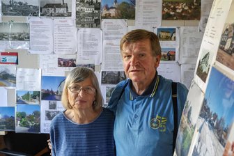 875 Jahre Wüstenbrand: Ausstellung erinnert an glücklose Investoren und die Entstehung des Palmer-Mausoleums - Helmut Richter vom Freundeskreis Wüstenbrander Chronik und seine Frau Gisela beim Aufbau der Ausstellung im Wüstenbrander Rathaus.