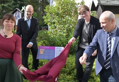 Jessica Bock, die stellvertretende Vorsitzende des Landesfrauenrates Sachsen, Ideengeber Christoph Schwab aus Schneeberg, Eibenstocks Museumsleiterin Antina Richter und Bürgermeister Uwe Staab (v. l.) enthüllen die Tafel zum Andenken an Clara Angermann. 