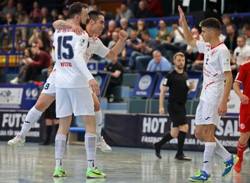 Siebenmal hatten Christopher Wittig, Kennedy Alves Ribeiro und Luis Guilherme Drees Rodrigues (von links) mitihren Teamgefährten von HOT 05 Futsal im Rückspiel des Viertelfinals Grund zum Jubel. 
