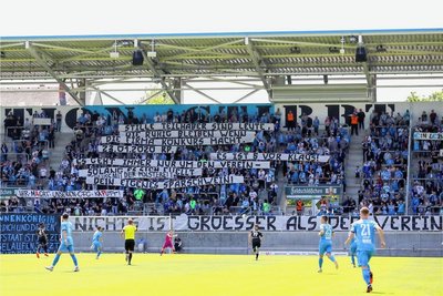 Das Bannermeer in der Chemnitzer Südkurve. 