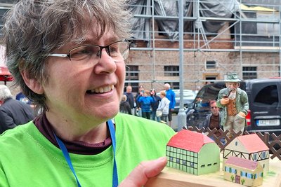 Viola Uhlig vom Klein-Erzgebirge Oederan hatte auch Anton Günther im Reisegepäck als Miniatur.