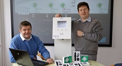 Natürlich tragen sie die Infektions-Warnuhren auch selbst: Thomas Krause (rechts) und Jan Wabst von der Firma Protect, Concepts & Systems in Hohenstein-Ernstthal beschreiten beim Kampf gegen Corona neue Wege.