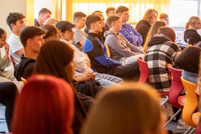 Gebannt hörten die Hufeland-Schüler den Aussteiger-Erfahrungen zu.