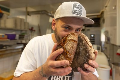 Brot ist seine große Leidenschaft: Bäcker Christian Beyer aus Thum. Er übernahm 2021 die Rote Mühle.