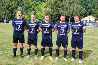 Fußballer des Vereins trugen am Sonntag zur Heimpartie erstmals ein Trikot, dass an ihre "Nummer 7" erinnert.