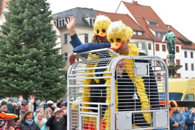 Gaudi am 11. 11. in Freiberg: Der designierte OB Philipp Preißler und Vize-OB Martin Seltmann wurden in Entenkostümen in einem Käfig um den Obermarkt gefahren.