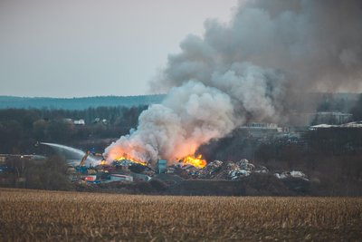 Auf einer Deponie in Zeulenroda war am Mittwochabend ein folgenschwerer Brand ausgebrochen.
