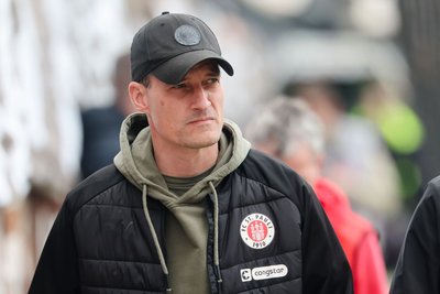 Ist als Krisenmanager gefordert: St. Paulis Trainer Alexander Blessin. (Archivbild)