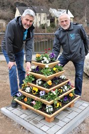 Karl-Heinz Hahn (l.) sowie Werner Kroke (r.) vom Heimatverein Falkenau haben die Pflanzpyramide aufgestellt. 