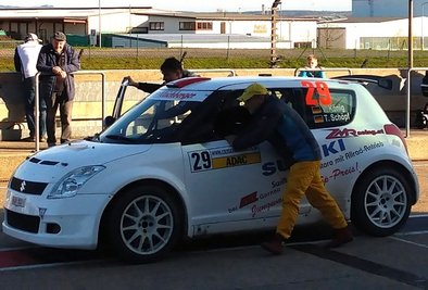 Liebt sein Auto: Veit König aus Zschopau hatte kurz Probleme mit dem Anlasser. Danach schnurrte der Suzuki Swift S1600 aber wieder wie ein Kätzchen und fuhr zu Gesamtrang 28 von 46 in der DRM-Wertung. 