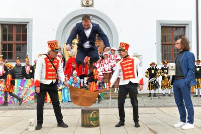 Der künftige OB Philipp Preißler beim traditionellen Sprung über das Arschleder auf dem Freiberger Obermarkt.