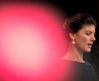 Die Spitzenkandidatin der Linken für die Bundestagswahl, Sahra Wagenknecht, mahnte ihre Genossen, Rot-Rot-Grün sei nur sinnvoll, wenn damit die Grundrichtung der Politik geändert werden könne.