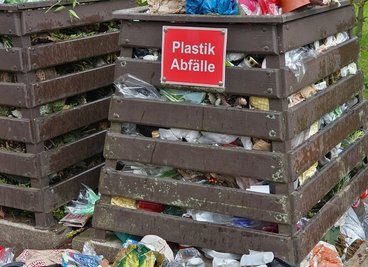 Auf dem Kompostplatz des Glauchauer Friedhofs werden kompostierfähige Abfälle mit Kunststoffen vermischt. Außerdem landen Müll und Gartenabfälle von außerhalb auf dem Friedhof.