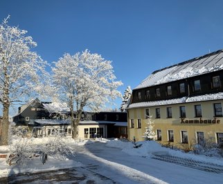 Traumwetter am Schwartenberg: Im Hotel "Dachs- und Kammbaude" bei Neuhausen laufen die Vorbereitungen für die Wiedereröffnung an. 