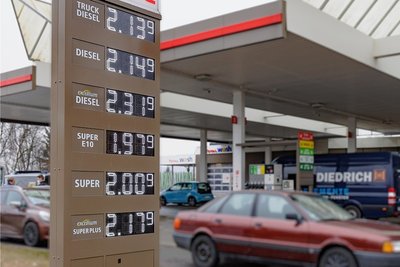 Die Preise für Benzin und Diesel liegen noch immer deutlich über zwei Euro pro Liter.