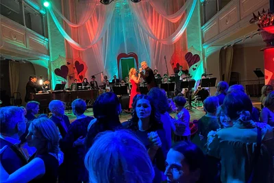 Stimmungsvolle Darbietung: Susanne Engelhardt und Alexander Donesch sowie die Bigband der Mittelsächsischen Philharmonie nach Mitternacht in der Nikolaikirche Freiberg.