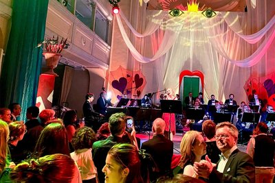 Sängerin Anna Burger begeisterte das Publikum - auch beim Tanz nach Mitternacht in der Nikolaikirche Freiberg.