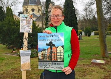 Annett Erler vom "Christlichen Verein Junger Menschen" hat in Crimmitschau drei Osterkreuzwege abgesteckt.