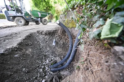 Leitungen vorab lokalisieren: Vor größeren Gartenarbeiten sollte man sich über den Verlauf unterirdischer Leitungen informieren, um Schäden zu vermeiden