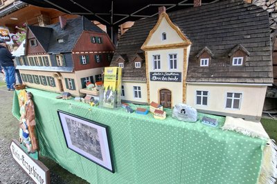Das Gebäudeensemble der Gaststätte „Dreckschänke“ in Potůčky als Modellobjekt im Maßstab des Klein-Erzgebirges Oederan.