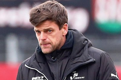 Noch acht Spiele, dann tauschtTorsten Ziegner den FSV-Anorakgegen eine HFC-Jacke.