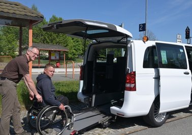 Der Fahrer des Erzmobils, Jörg Rudolf, zeigt Falk Friedrich, wie einfach Rollstuhlfahrer in dem Kleinbus mitfahren können. 
