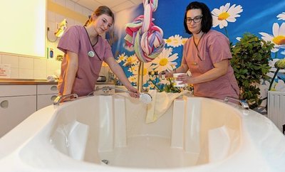 Hebammen-Studentin Marie Tröger (links) und Antje Kovacs, leitende Hebamme, bereiten ein Bad für eine Geburt vor. 