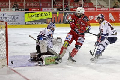Stürmer Hayden Verbeek hat im zweiten Drittel großes Pech. Der Puck geht nicht über die Linie.